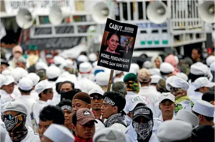  ?? PHOTOS: REUTERS ?? Islamist groups in Jakarta protest near the Myanmar embassy against the treatment of Rohingya Muslims.