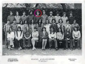  ??  ?? Photo de classe. Guillaume Pepy en première (cercle rouge). Avec Clément Marty devenu Bartabas (4e à partir de la droite). Et Pervenche Berès, députée européenne PS (au premier rang, 2e à partir de la droite).