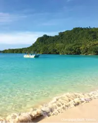  ??  ?? Champagne Beach, Vanuatu