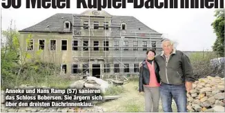  ??  ?? Anneke und Hans Ramp (57) sanieren das Schloss Bobersen. Sie ärgern sich über den dreisten Dachrinnen­klau.