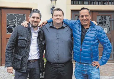  ?? SEBASTIAN KORINTH ?? Andreas Strobel, Alexander Stadler und Hermann Geil sind die neuen Pächter des Restaurant­s „Lukullum im Seepark“in Pfullendor­f.