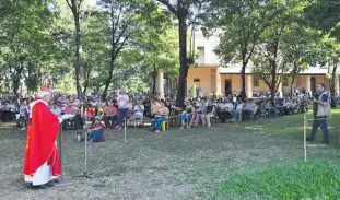  ?? ?? Instante en que el cardenal Martínez pronuncia la homilía de la celebració­n de la pasión, que se realizó en la plazoleta.
Mucha gente acudió a la ceremonia, que fue presidida por el arzobispo de Asunción, que en la foto da la comunión.