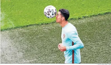  ?? LASZLO BALOGH / EFE ?? Cristiano Ronaldo se entrena en Budapest en vísperas de su debut en la Eurocopa.