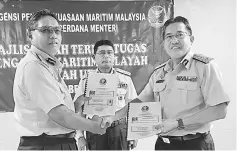  ??  ?? Zulkifli (centre) witnesses the handing over of duty between Zukarnain and Rozali. — Bernama photo