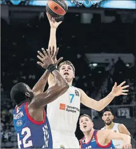  ?? FOTO: EFE ?? Tiro de Doncic a una mano. El repertorio ofensivo del esloveno impresionó