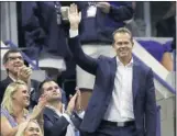  ??  ?? Manolo Santana, Tiger Woods, Hillary Swank, Rupert Murdoch y el ex tenista Stefan Edberg, entre los que estuvieron en la Arthur Ashe.