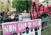  ??  ?? Il presidio Femministe e attivisti Lgbt ieri di fronte all’università di Pavia per contestare Simone Pillon