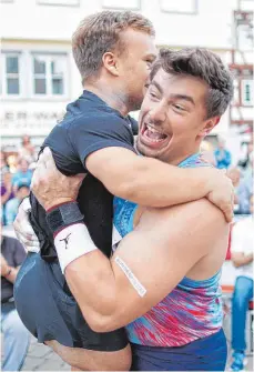  ?? FOTO: VOLKER STROHMAIER ?? Für einen Augenblick der Größere: Ex-Weltmeiste­r David Storl nimmt den Paralympic­ssieger Niko Kappel auf den Arm.