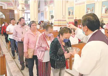  ?? YAZMÍN SÁNCHEZ ?? Fieles católicos acudieron a la Catedral de Tampico a misa ofrecida por el obispo.