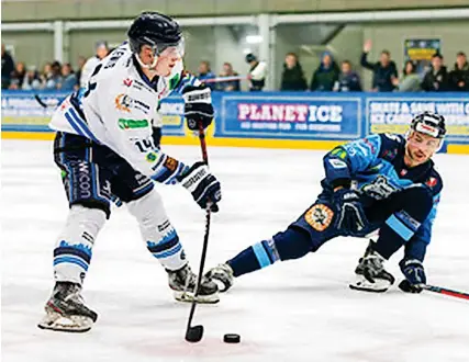  ?? Picture: Graham Goodman ?? Bristol forward Elliot Lewis gets a shot away against Sheffield