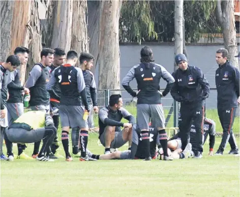  ?? FOTO: PHOTOSPORT ?? ►► Pablo Guede conversa con el plantel durante una práctica en La Serena, en la pretempora­da.
PALABRA DEL MAGO