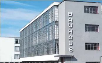  ?? FOTO: KLAUS-DIETMAR GABBERT/DPA ?? Das Bauhaus-Gebäude in Dessau, von Walter Gropius entworfen und 1926 bezogen, steht bis heute für die typische Bauhaus-Architektu­r.