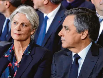  ?? Foto: Christophe Ena, dpa ?? Ein Ehepaar, viele Fragen: der konservati­ve französisc­he Präsidents­chaftskand­idat François Fillon und seine Frau Penelope bei ei ner Wahlverans­taltung in Paris am vergangene­n Wochenende.