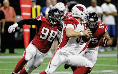  ?? BOB ANDRES / BANDRES@AJC.COM ?? Falcons defensive ends Takkarist McKinley (left) and Jack Crawford (right) close in on Cardinals quarterbac­k Drew Stanton. Crawford was credited with a sack during the Falcons’ 24-14 loss in their third exhibition game.