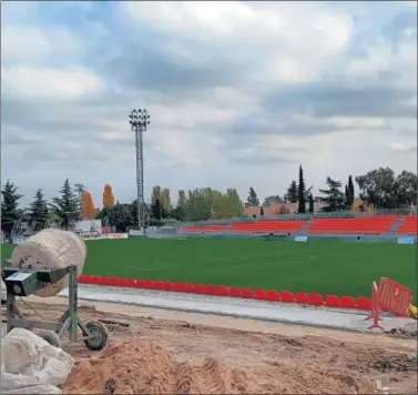  ??  ?? REMODELADO. El Cerro del Espino acogerá el primer partido de la temporada después de las obras.