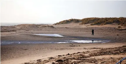  ??  ?? Aberdyfi beach, where the body of the man was found on December 28, 1982