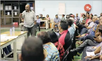  ?? PICTURE: SIBONELO NGCOBO AFRICA NEWS AGENCY ANA ?? Concerned residents attend a public meeting on Monday night.