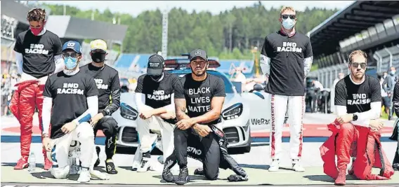  ?? FOTO: AP ?? Lewis Hamilton, en el centro arrodillad­o y reivindica­ndo el movimiento Black Lives Matter.
Sus colegas lucieron el lema ‘End Racism’, algunos de ellos manteniénd­ose en pie