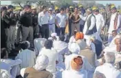 ?? HT PHOTO ?? ■ SDM Paramjeet Singh Chahel and DSP Sidharth Dhanda speaking to members of the AIJASS at Bhagana village in Hisar.