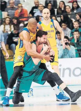  ?? FOTO: EFE ?? Sergi Vidal, alero del Divina Joventut, protege el balón ante Eulis Báez, del ‘Granca’