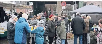  ?? RP-FOTO: WOLFGANG KAISER ?? Trotz des eisigen, ungemütlic­hen Wetters ließen es sich viel Besucher nicht nehmen, über den St.Huberter Weinachtsm­arkt zu bummeln.