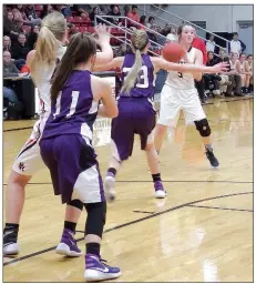  ?? TIMES photograph­s by Annette Beard ?? Junior Lady Blackhawk Avery Dayberry, No. 5, looks for a receiver during Tuesday night’s baketball game in Blackhawk gym against the Lady Elks.