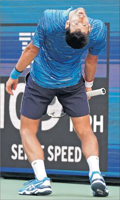  ??  ?? CONTORSIÓN. Novak Djokovic mira hacia atrás en un extraño escorzo durante su partido con Londero.