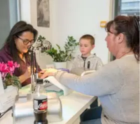  ??  ?? Fanny doet in haar Glossy Salon niet enkel nagels: “Van opleiding ben ik kapster”, zegt ze, “en de klanten komen van overal in het land naar mijn zaak.”