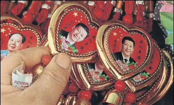  ?? REUTERS ?? A souvenir with a portrait of Chinese President Xi Jinping at a stall in Tiananmen Square, Beijing. Also seen is a souvenir featuring late Chinese chairman Mao Zedong.