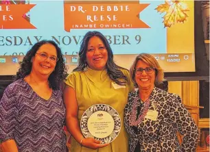  ?? COURTESY OF THE UNIVERSITY OF NEW MEXICO SCHOOL OF NURSING ?? Nicolle L. Gonzales, center, was honored by the UNM Native American Alumni Chapter.