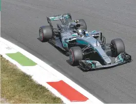  ??  ?? Bottas aproveitou vacilo de Hamilton e terminou na frente em Monza