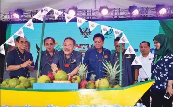  ??  ?? Sagah (third left) performs a gimmick to officiate at the ceremony. Also seen are Majang (fourth left), Jack (second left) and Rodziah (right).