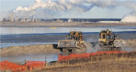  ?? MARK RALSTON/AFP/GETTY IMAGES ?? Workers use heavy machinery in the tailings pond at the Syncrude oilsands extraction facility near Fort McMurray, Alta. A new study suggests that the Alberta oilpatch could make significan­t cuts in methane emissions for very little cost.