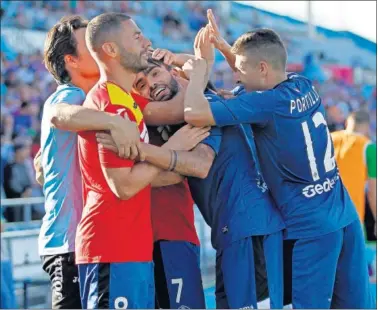  ??  ?? UNA CHULADA. Chuli es felicitado por sus compañeros tras marcar un golazo por la escuadra.