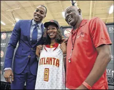  ?? BRANT SANDERLIN / BSANDERLIN@AJC.COM ?? Dwight Howard, with parents Dwight Sr. and Sheryl Howard after being introduced as a Hawk last week, has switched to the No. 8.