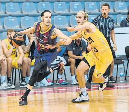  ?? FOTO: FCBARCELON­CA,CAT ?? Heurtel conduce un balón ante Conner Frankamp.
El fráncés y Calathes lideraron la reacción final del Barça ante el UCAM