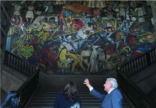  ?? AP ?? El presidente de México muestra un mural de Diego Rivera a la vicepresid­enta Kamala Harris