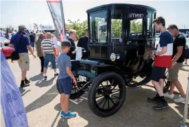  ??  ?? FÖRE SIN TID. Bland årets dragplåste­r fanns elbilen Baker Electric från 1908 som kunde köras tio mil på en laddning. Dagens elbilar klarar 30-40 mil.