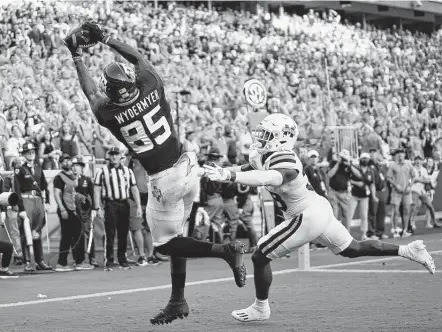  ?? Sam Craft / Associated Press ?? Texas A&M tight end Jalen Wydermyer (85) makes a TD catch, his first such grab this season, in the first half against Mississipp­i State.