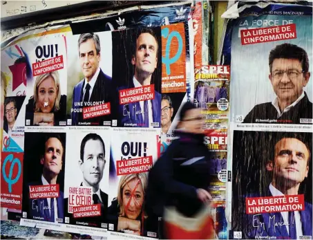  ?? Foto: AFP/Gabriel Bouys ?? Die Organisati­on »Reporter ohne Grenzen« hat Wahlplakat­motive für eine Kampagne zur Informatio­nsfreiheit genutzt.