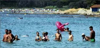  ??  ?? Si les vacanciers sont nombreux à s’arrêter devant les grilles du fort de Brégançon, une fois sur la plage, ils sont assez indifféren­ts à ce qui se passe dans la résidence présidenti­elle.