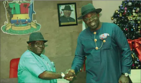  ?? Michael Owi. ?? Bayelsa State Governor, Hon. Seriake Dickson (right), congratula­ting elder statesman, Chief T.K.O Okorotie, as Chairman, Governing Council of the Isaac Jasper Boro College of Education, Sagbama, shortly after the formal inaugurati­on of the Governing...