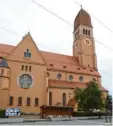  ??  ?? Ein Jugendstil­juwel im Zentrum des Stadtteils: Herz Jesu.