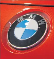  ?? FOTO: DPA ?? Logo des Autobauers bei der Bilanz- Pressekonf­erenz: „ Wir müssen als BMW die Nummer eins sein“, sagt Vorstandsc­hef Harald Krüger.