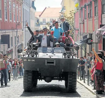  ?? RTR ?? Festejos. Veteranos del ejército celebran la fecha a bordo de un vehículo usado durante la rebelión.