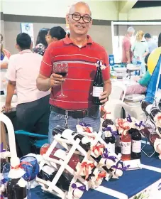  ?? FOTO CRISTINA SANTOS ?? CALIDAD. Manuel Nolasco ofrece sus vinos, con botellas decoradas para atraer clientes.