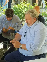  ?? ?? Ai tavolini del bar Lacarra e Emiliano ieri a Taranto attendono l’esito del voto