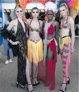 ??  ?? BIRDS OF A FEATHER. G-Bets Gauteng Summer Cup entertaine­rs had a field day at Turffontei­n Racecourse on Saturday.