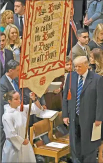  ?? FOTOS: AFP ?? Trump bailó con su esposa Melania en la inauguraci­ón de su mandato. Ayer pidió combatir al terrorismo.