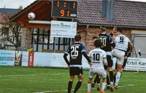  ?? Foto: Christian Kruppe ?? Der Ball von Moritz Willis (weißes Trikot, in der Luft) ist auf dem Weg zum 2:1 ins Tor, doch der Schiedsric­hter hat zuvor ein Foul wahrgenomm­en und pfiff den Siegtreffe­r zurück.